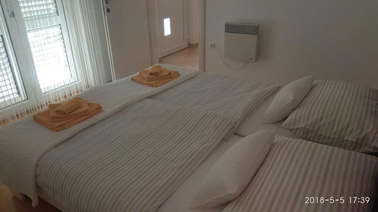 Apartments Niana With Heated Seawater Swimingpool Donji Okrug  Exterior foto