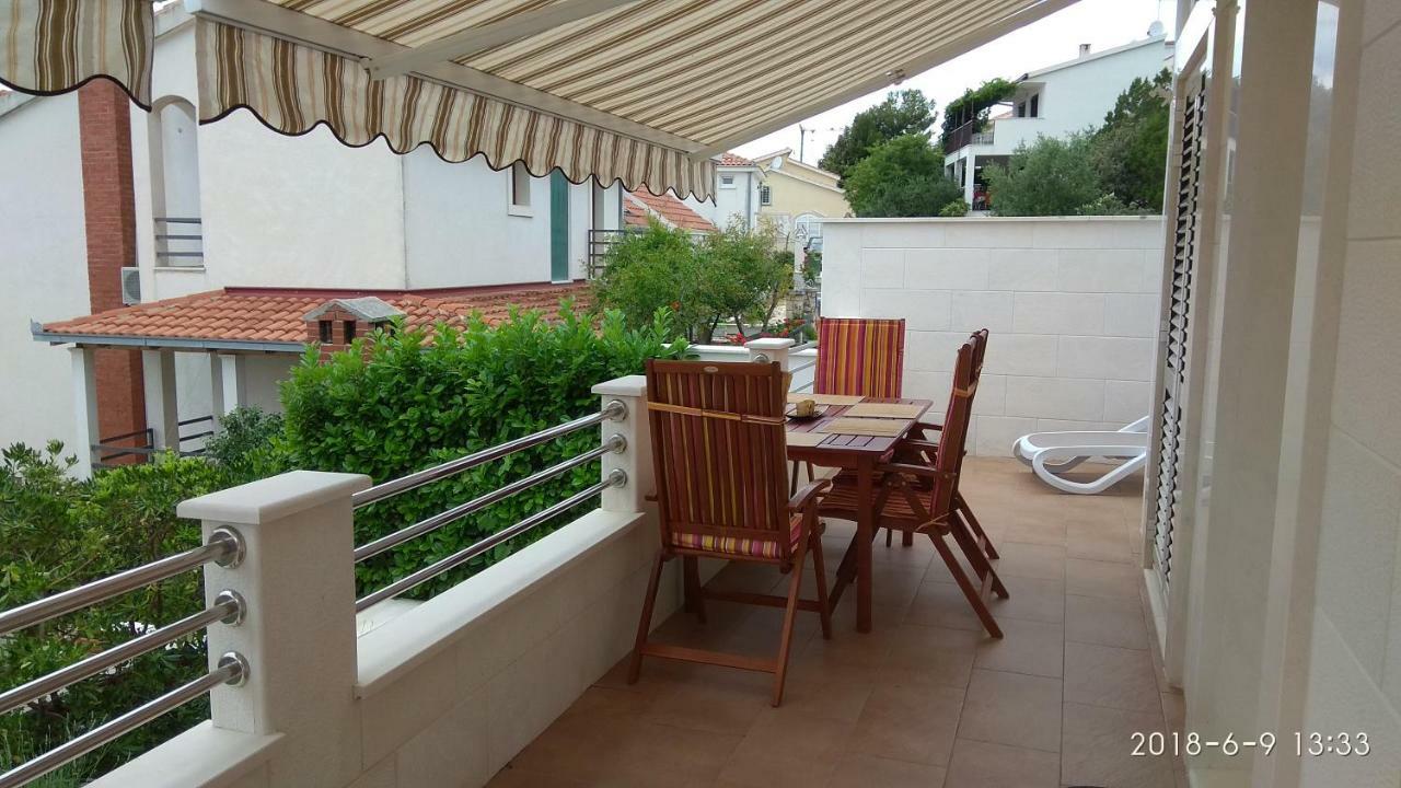 Apartments Niana With Heated Seawater Swimingpool Donji Okrug  Exterior foto