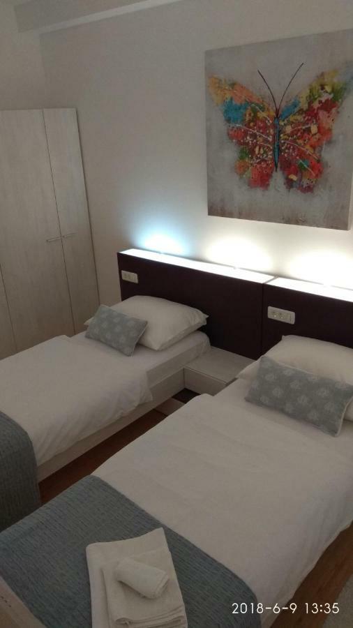 Apartments Niana With Heated Seawater Swimingpool Donji Okrug  Exterior foto