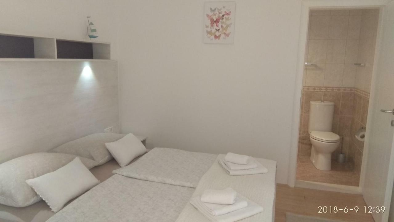 Apartments Niana With Heated Seawater Swimingpool Donji Okrug  Exterior foto