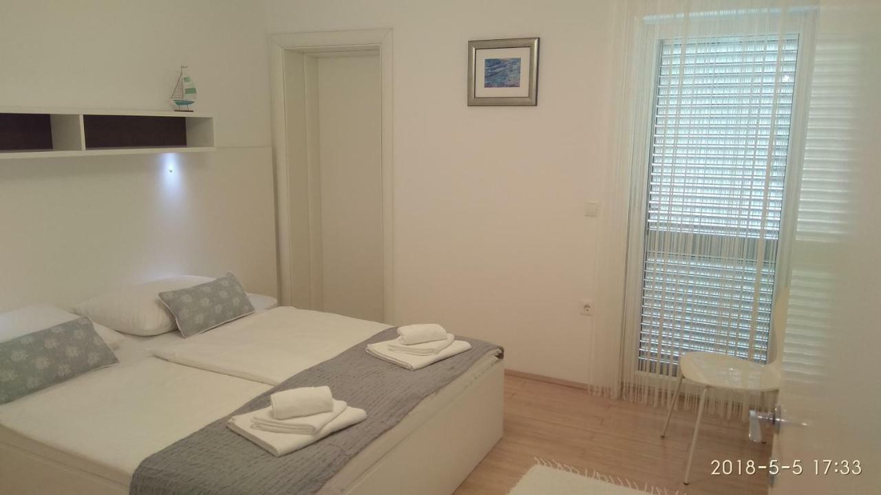 Apartments Niana With Heated Seawater Swimingpool Donji Okrug  Exterior foto