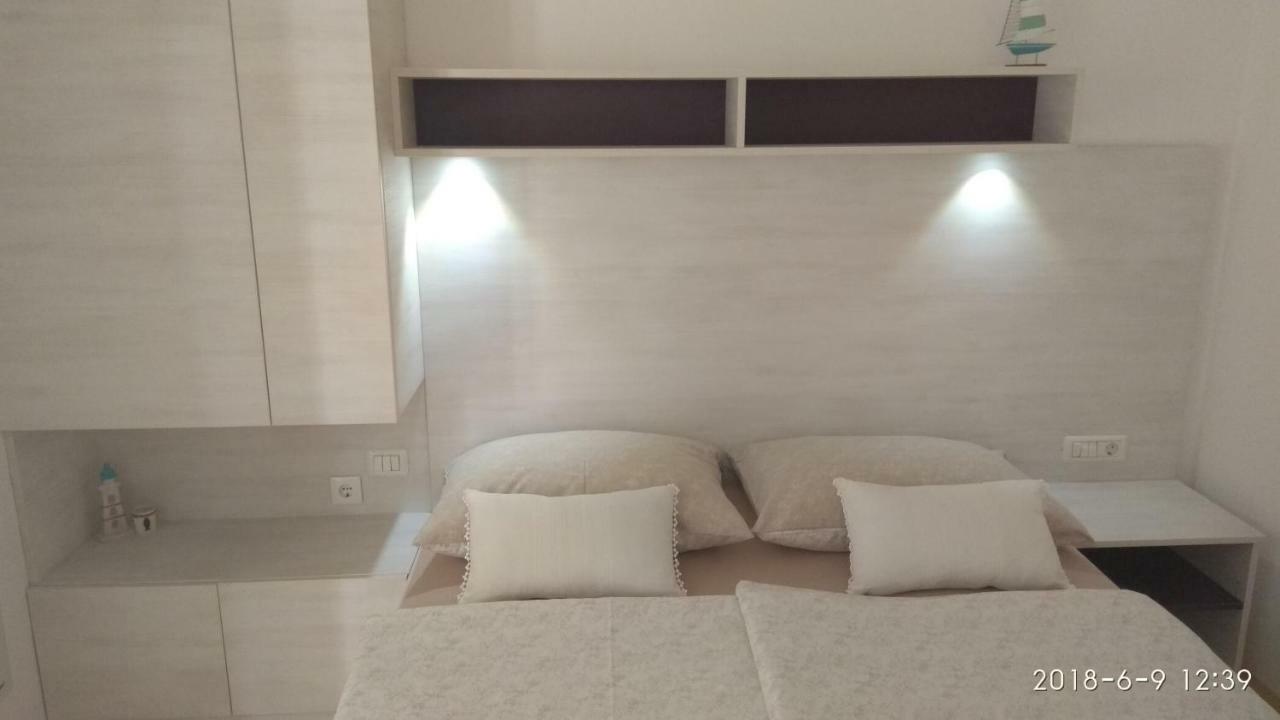 Apartments Niana With Heated Seawater Swimingpool Donji Okrug  Exterior foto