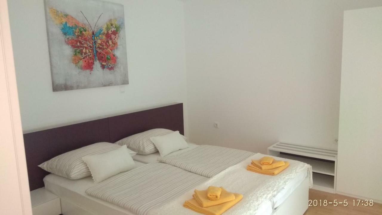 Apartments Niana With Heated Seawater Swimingpool Donji Okrug  Exterior foto