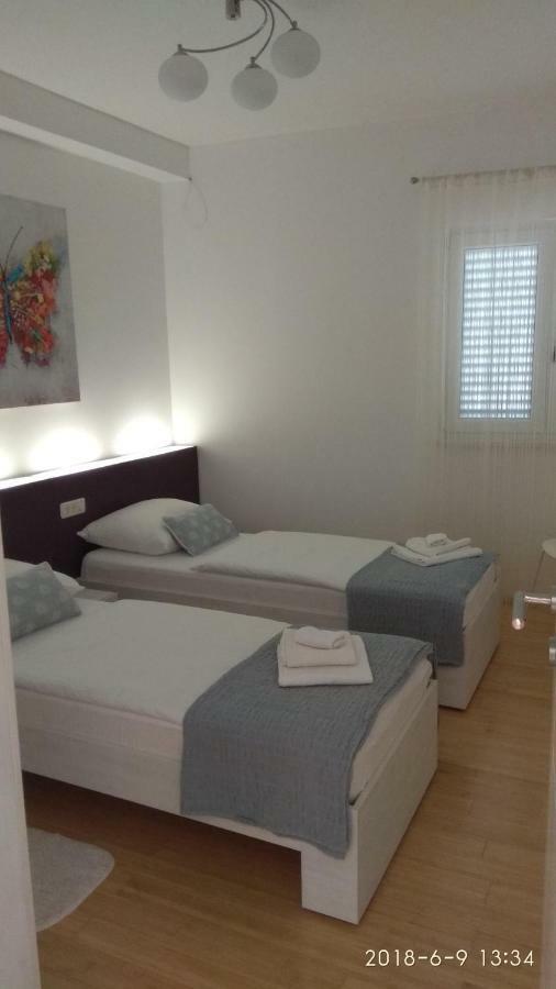 Apartments Niana With Heated Seawater Swimingpool Donji Okrug  Exterior foto